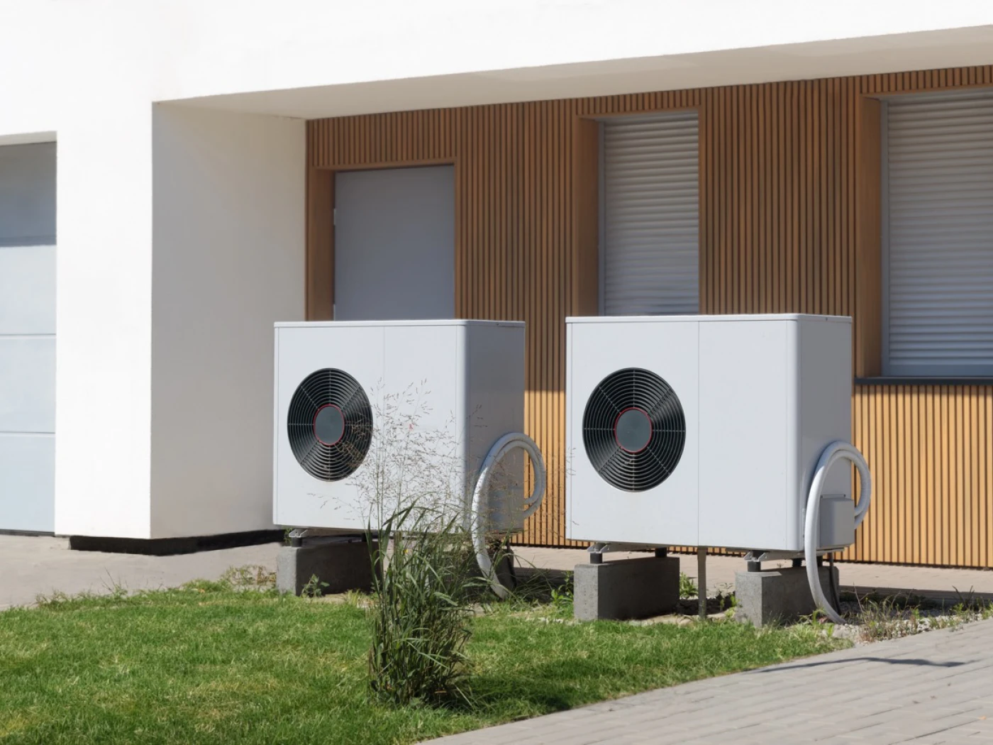 Doppel-Luftwärmepumpen installiert an einem Smart Home – nachhaltige Heiz- und Klimalösungen von Schauss Technology