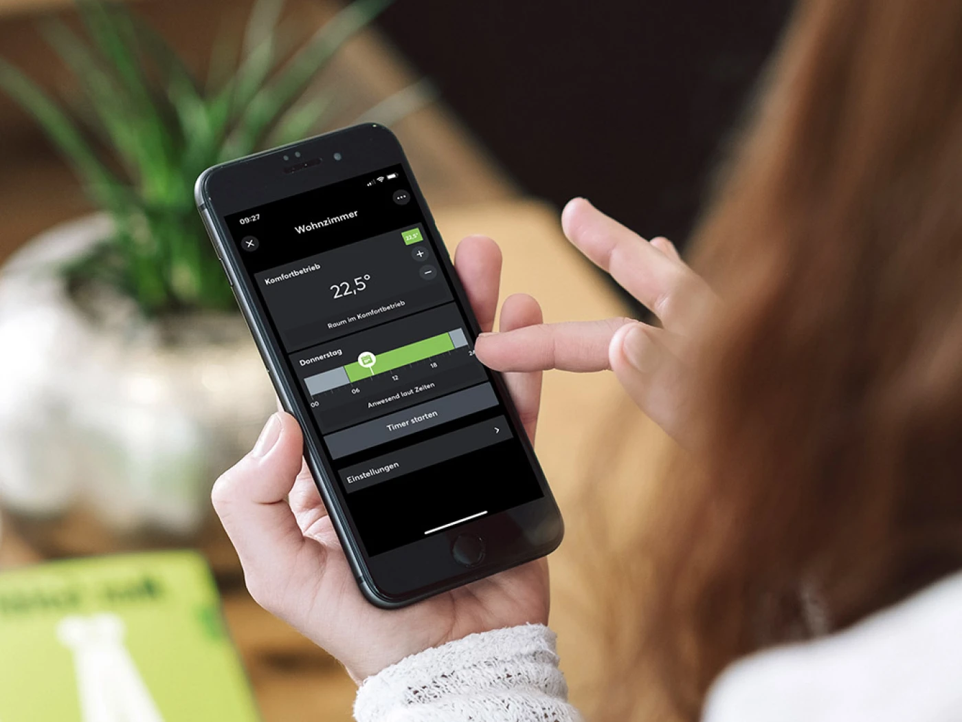Bedienung des Smart Home Terminals durch eine Nutzerin bei Schauss Technology.
