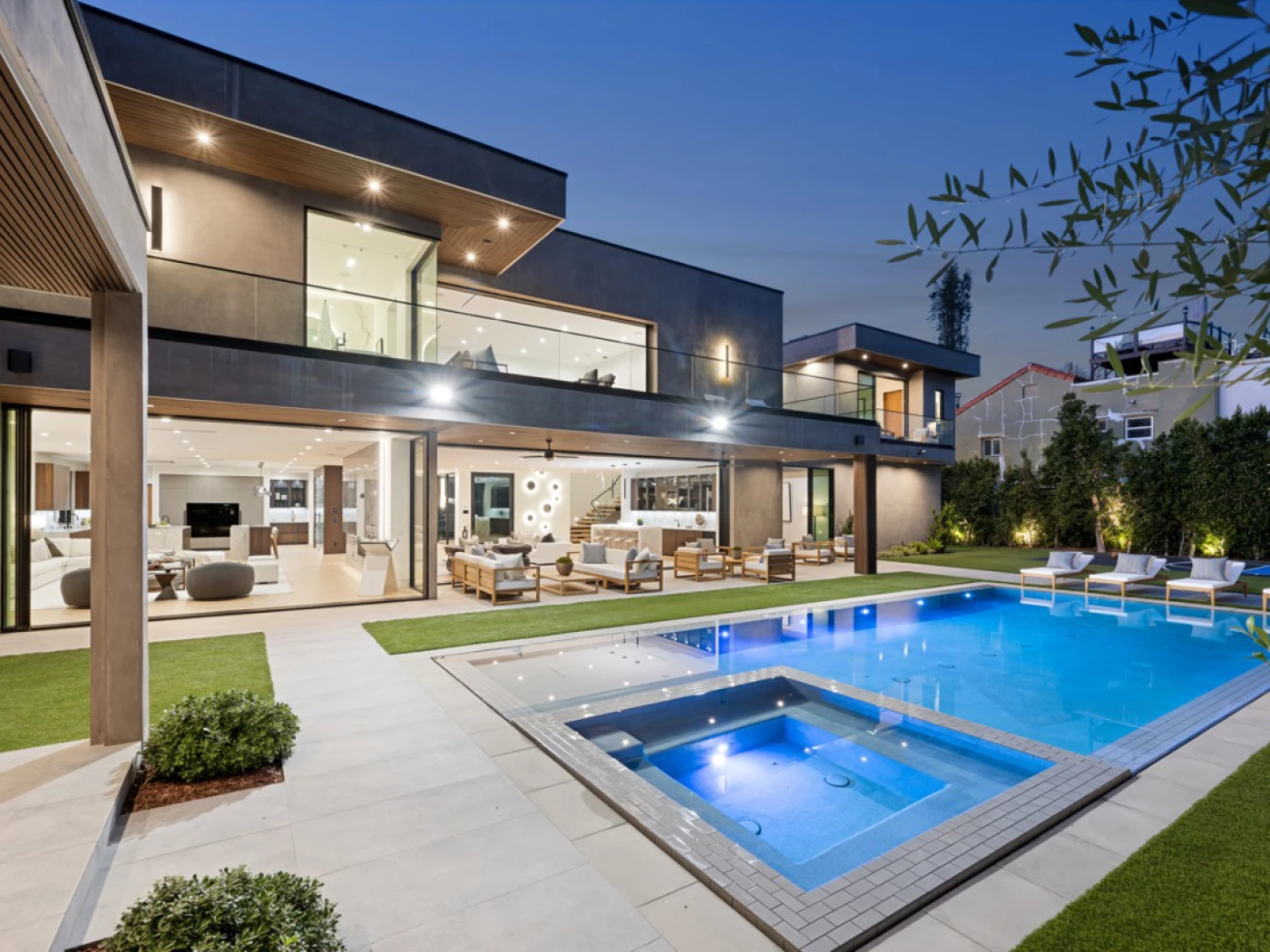 Abendliche Pool-Atmosphäre auf Terrasse – innovative Elektrotechnik- und Automationslösungen für Zuhause.