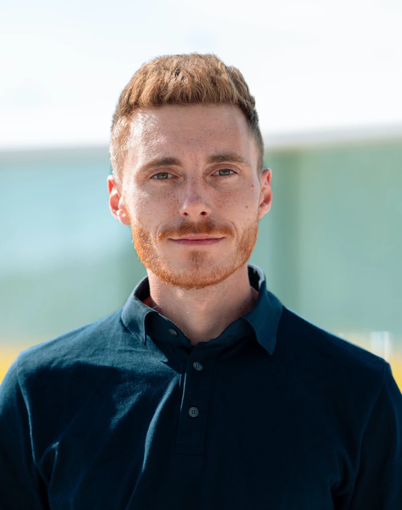 Joshua Albach, Elektroniker für Energie- und Gebäudetechnik – Experte für Gebäudeautomation mit 10 Jahren Erfahrung in Installation und Projektleitung bei Schauss Technology.